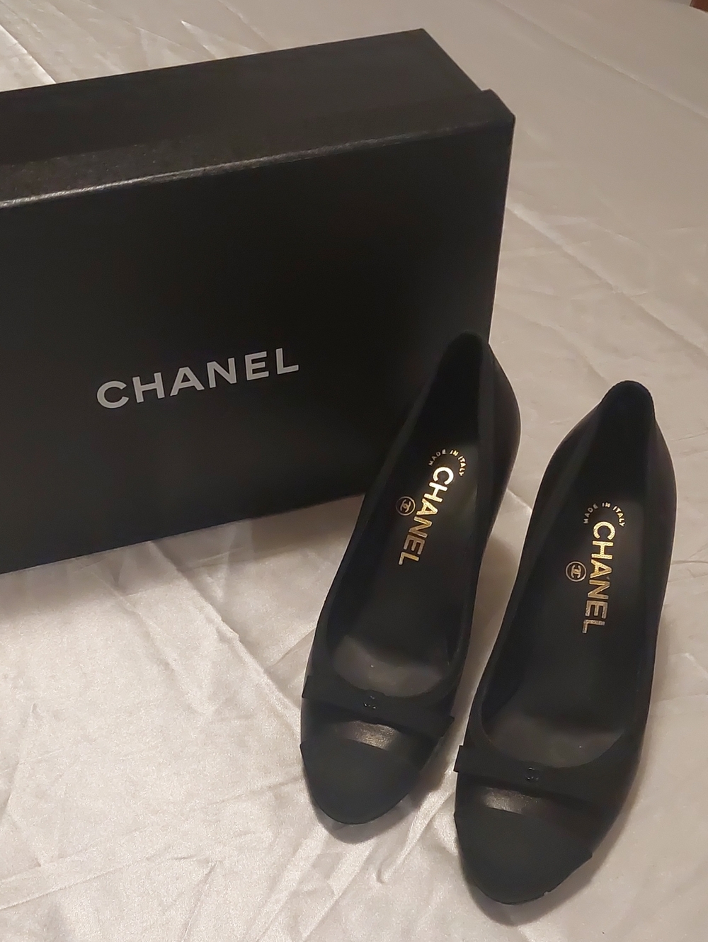 CHANEL Black Women's Bow Cap-Toe Pumps
